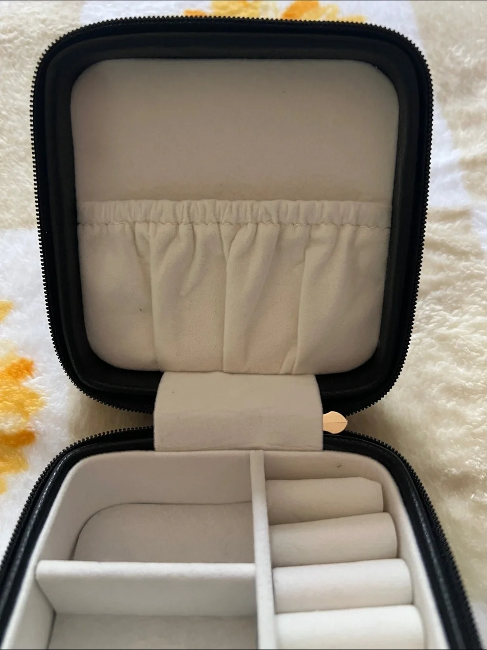 Travel jewelry box